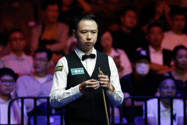 kaiyun安全登录-肖国栋携妻子领奖!2项排名飙升锁定大师赛资格,中国斯诺克首人